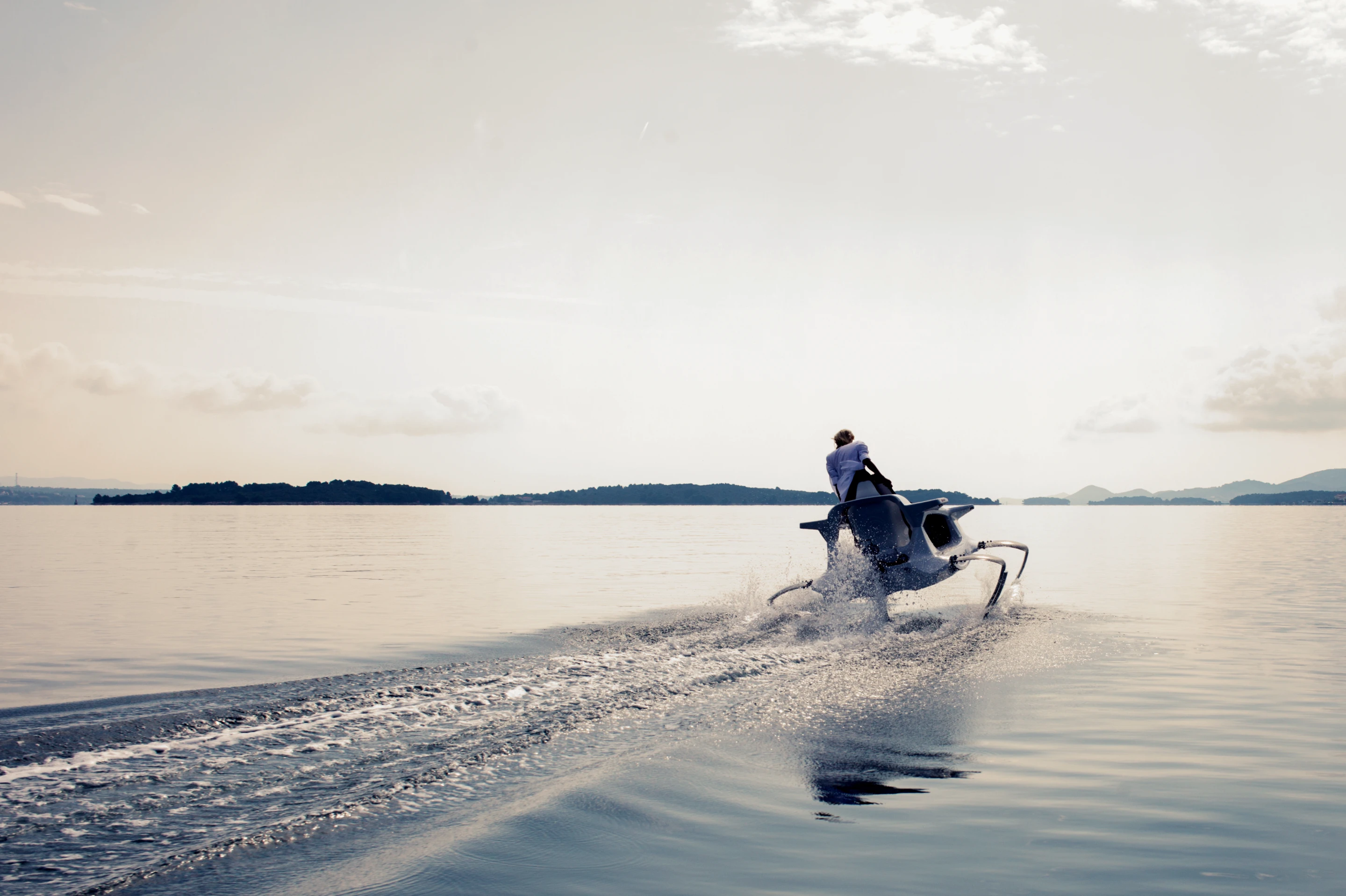 The company reports a full charge in 2 hours and a range of 100 km (54 nautical miles) for the Q2S model, while the cheaper Q2A’s range is cut in half to 50 km (27 nm)