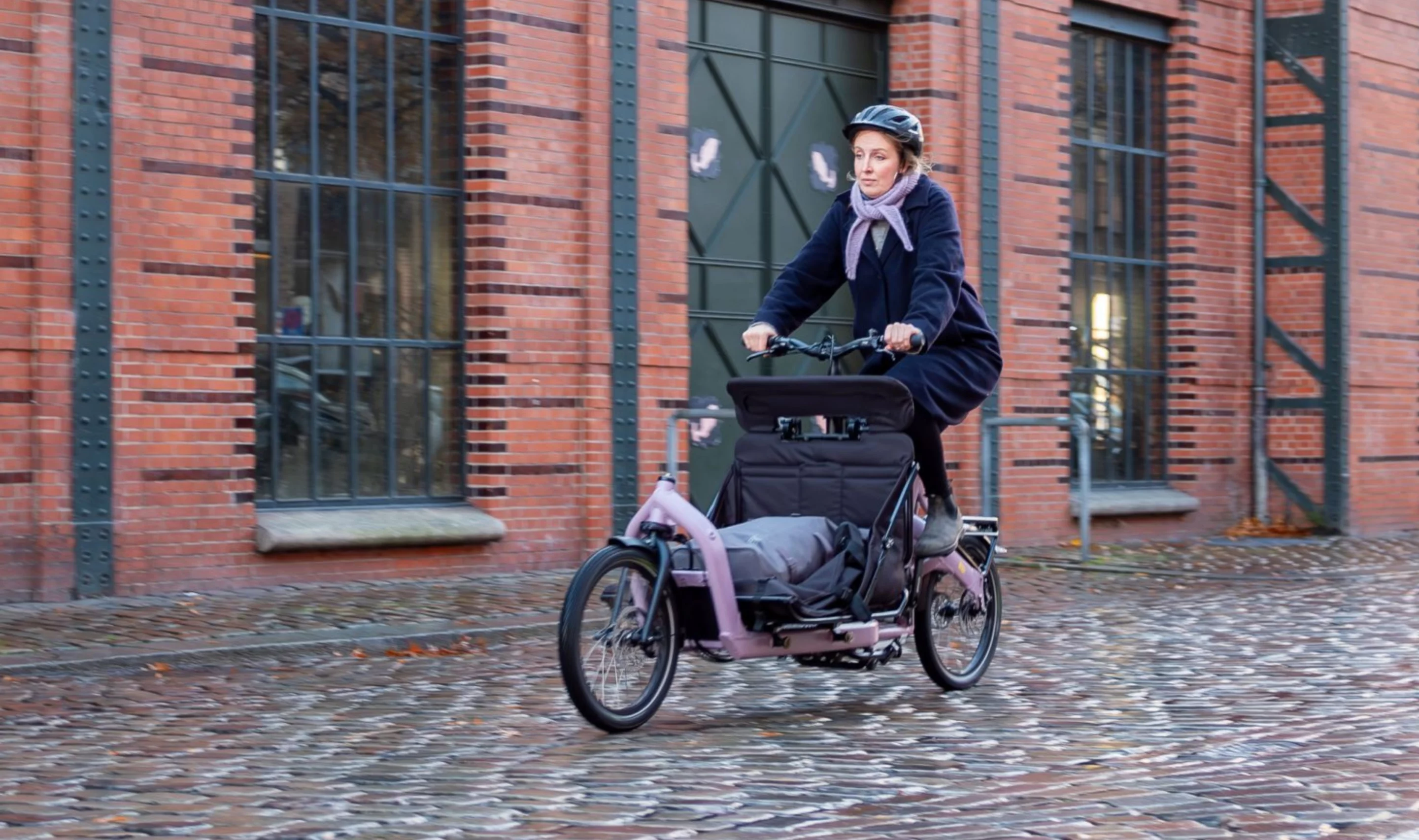 The E-Fold Long John cargo e-bike can be optioned with a side-by-side seating platform for securely hauling a couple of kids
