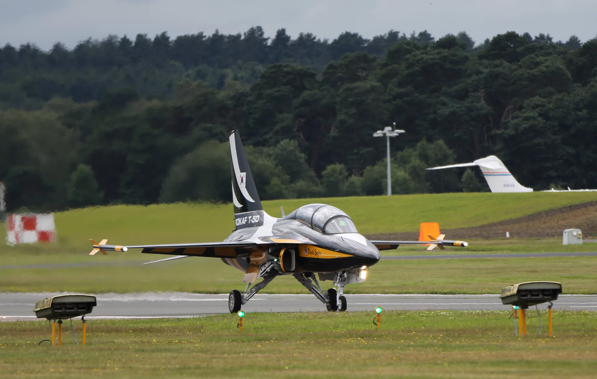 The Korean T50B added a splash of color to Farnborough's overcast sky (Photo: Gizmag)