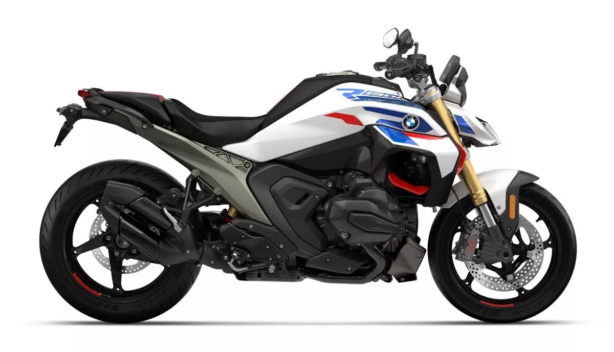 This performance-oriented Lightwhite Uni colorway affords a good look at the new steel frame, rear-set pegs, and dark chrome-shrouded exhaust