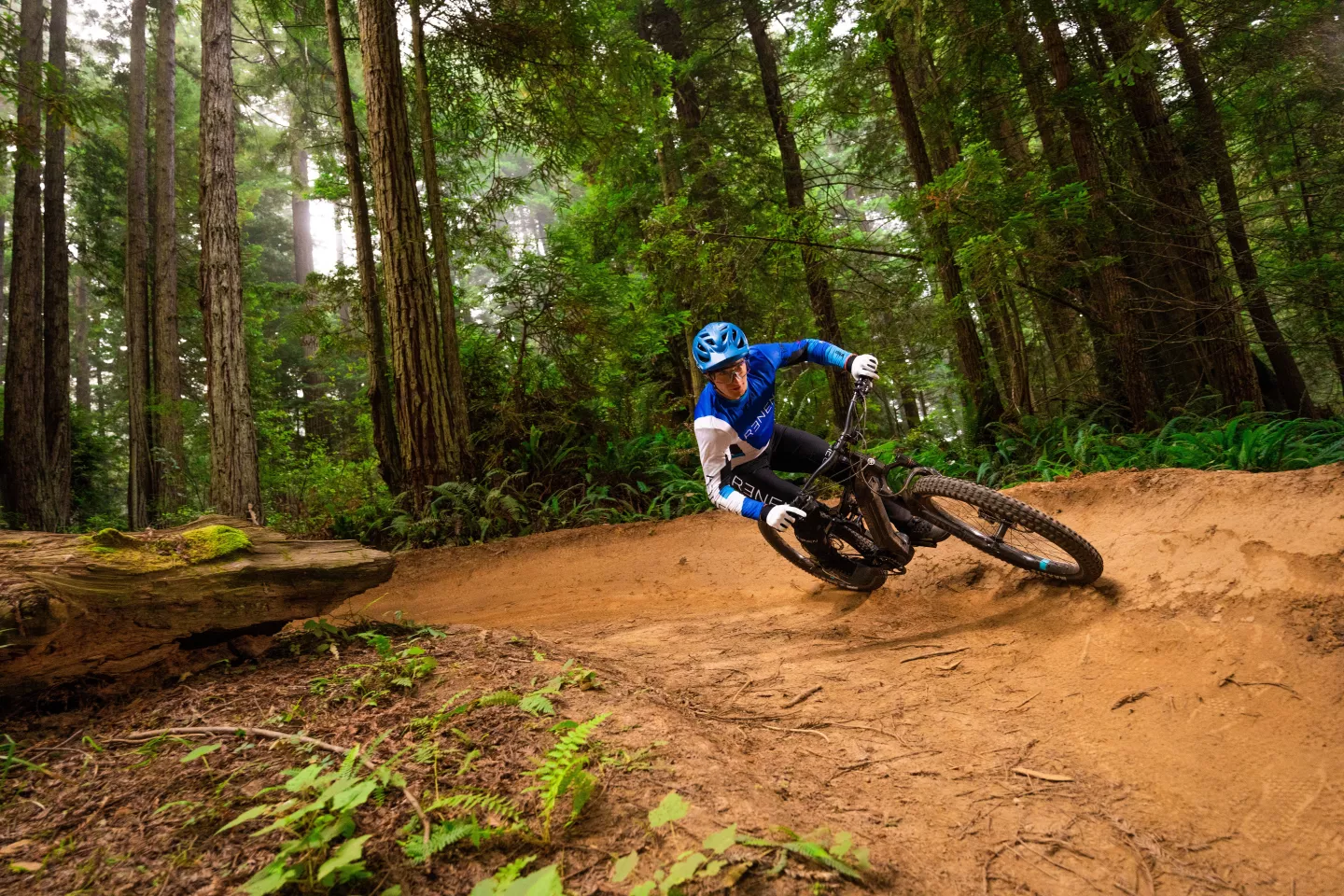 The YDX-Moro 07 eMTB rolls on grippy Maxxis mountainbike tires and benefits from full Rockshox suspension