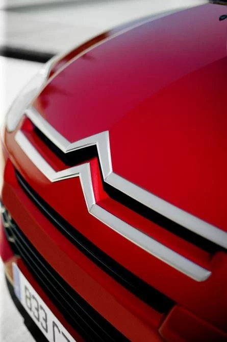 The Citroën C4 and the latest incarnation of the CitroënChevrons.