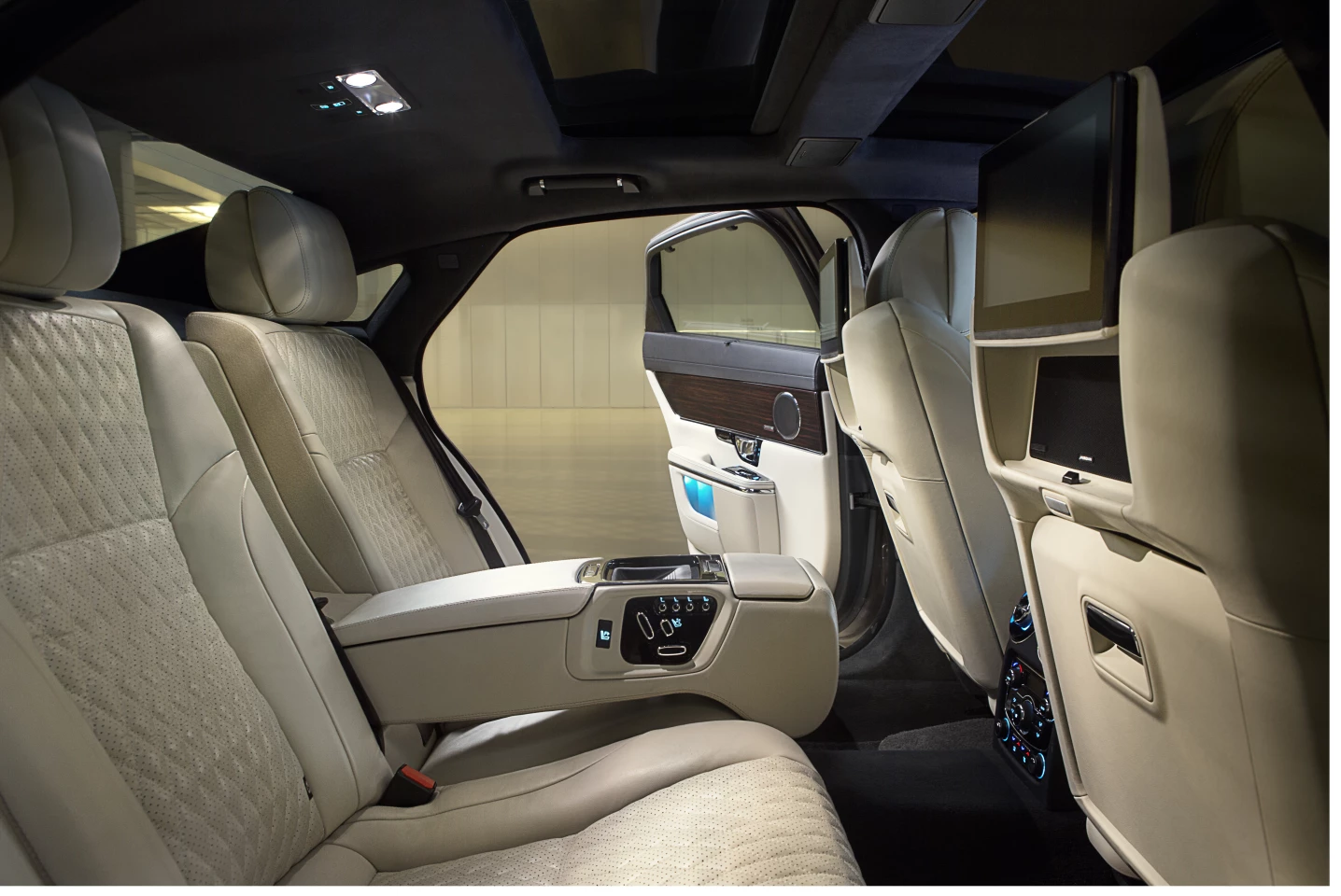 The 2016 Jaguar XJ interior