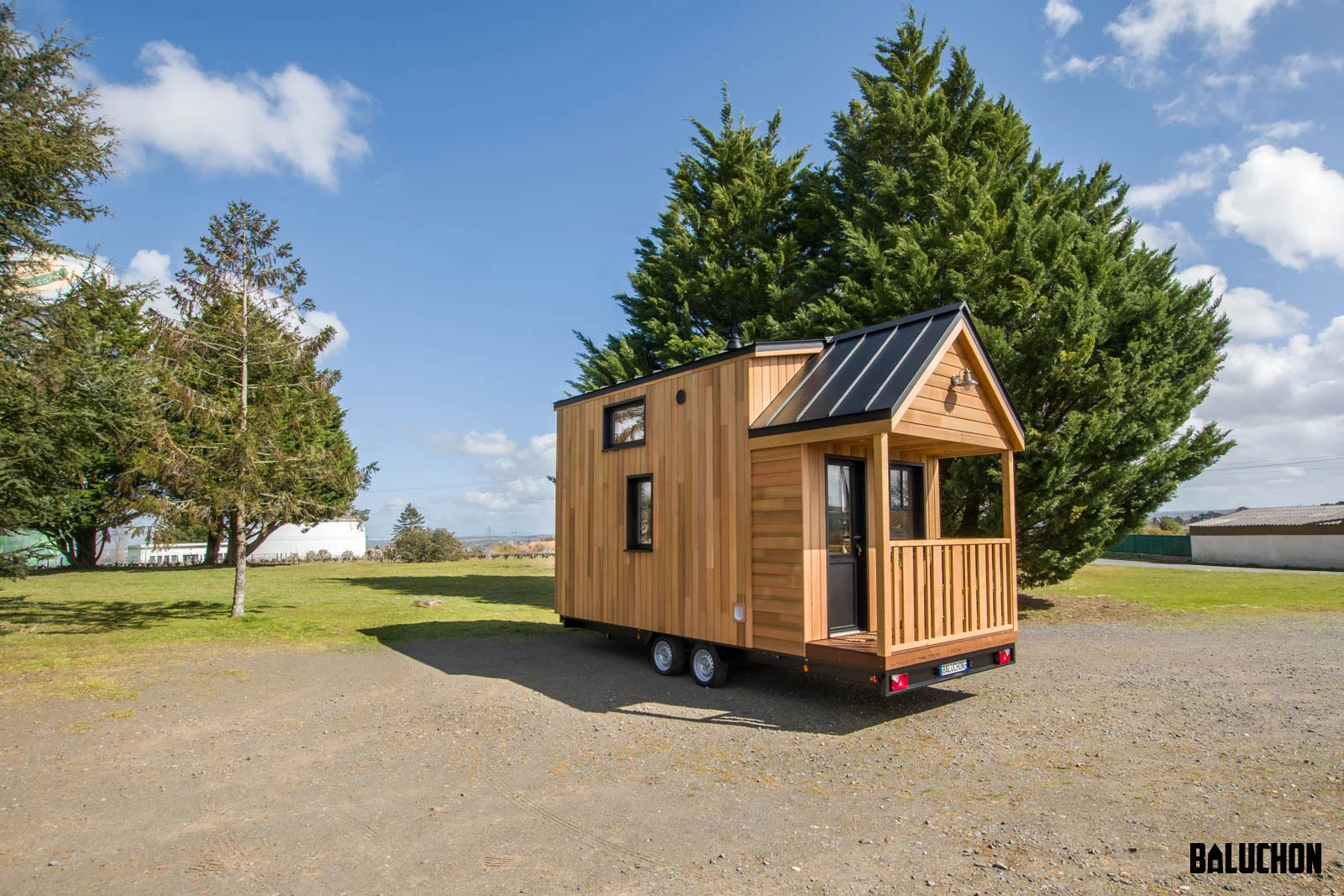 The Miss Twain Tiny House is based on a double axle trailer and has a length of 6 m (20 ft)