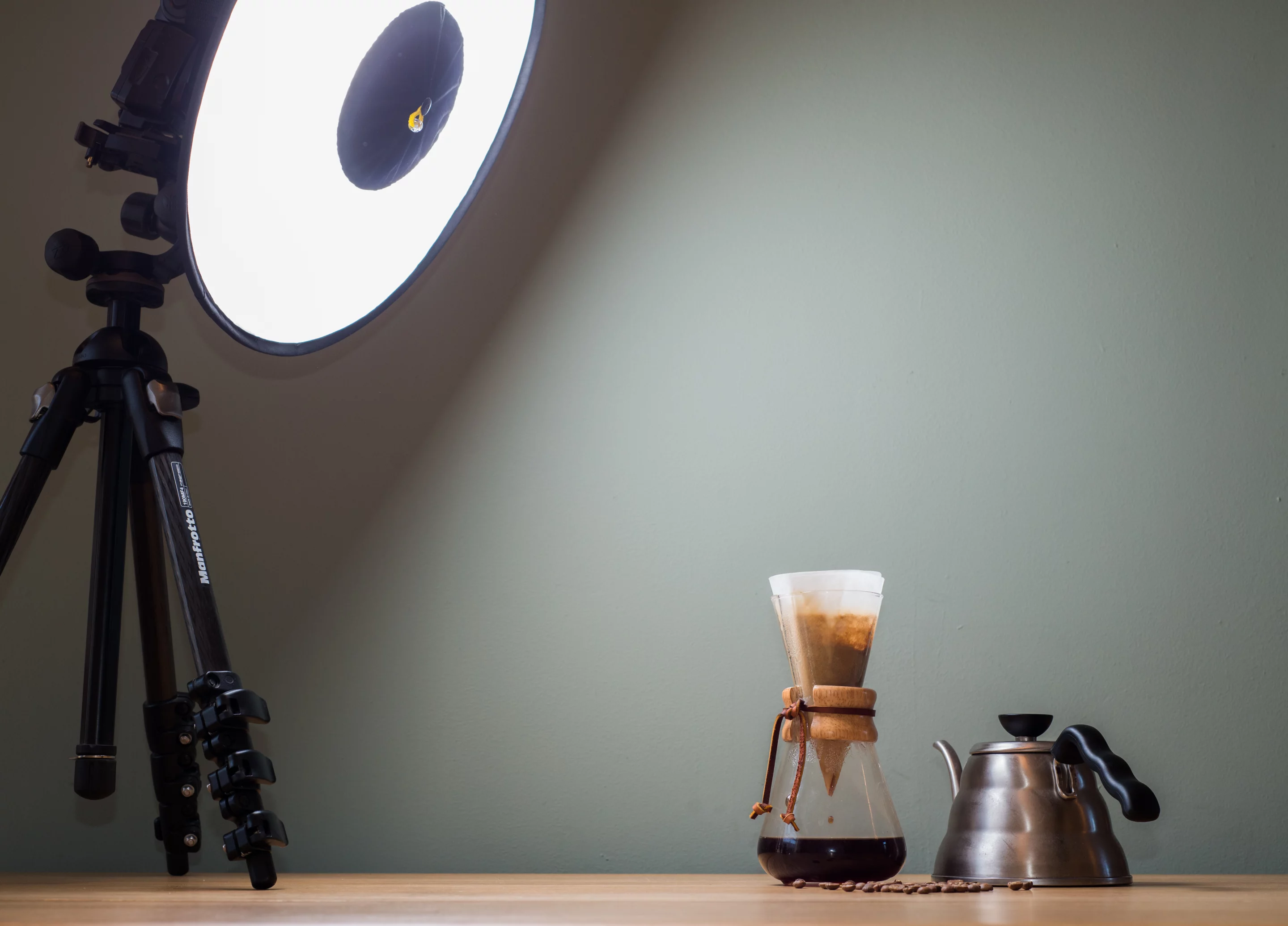 The RoundFlash Dish is designed to be used with an off-camera flash (Photo: Simon Crisp/Gizmag.com)