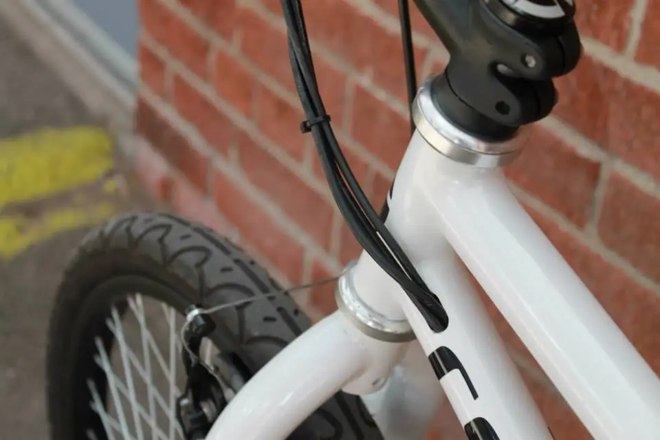 The LIFEbike features internal cable routing