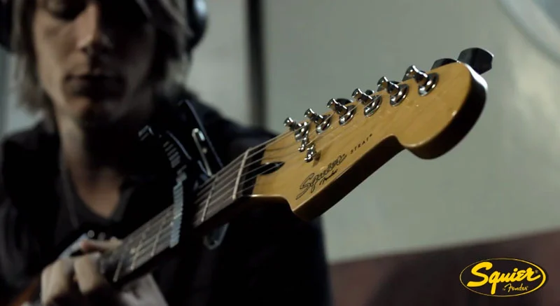The USB Stratocaster can still be plugged into an amp as usual, with a standard 1/4” guitar lead jack