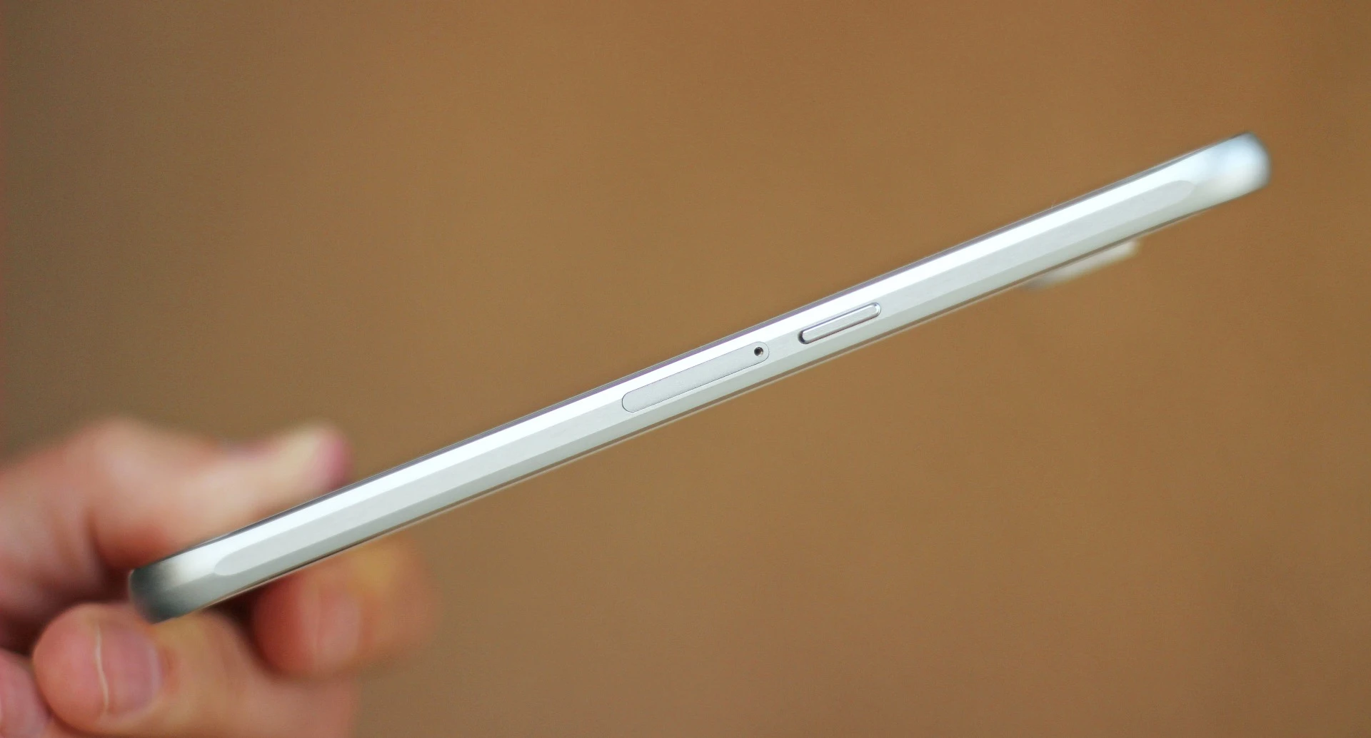 The 6.8 mm (0.27-in) thick Galaxy S6