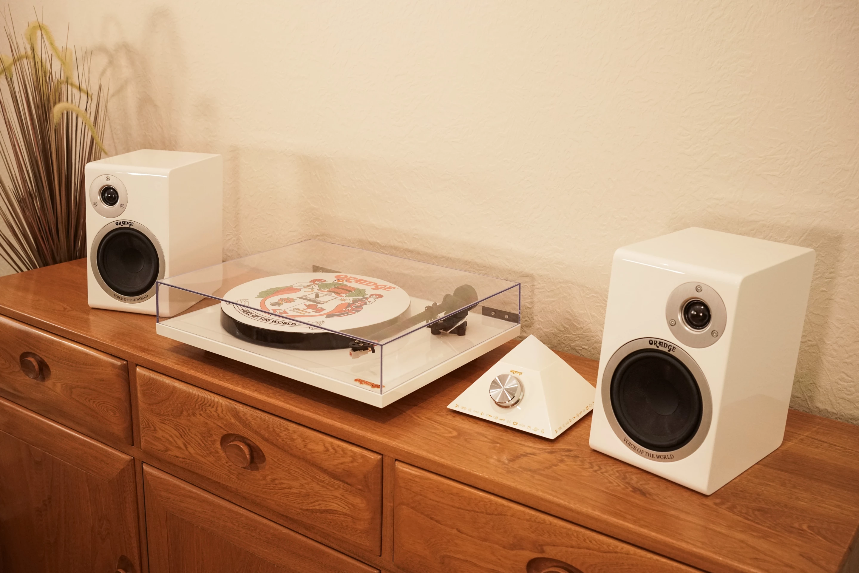 The O Turntable works seamlessly with the Orange Pyramid System