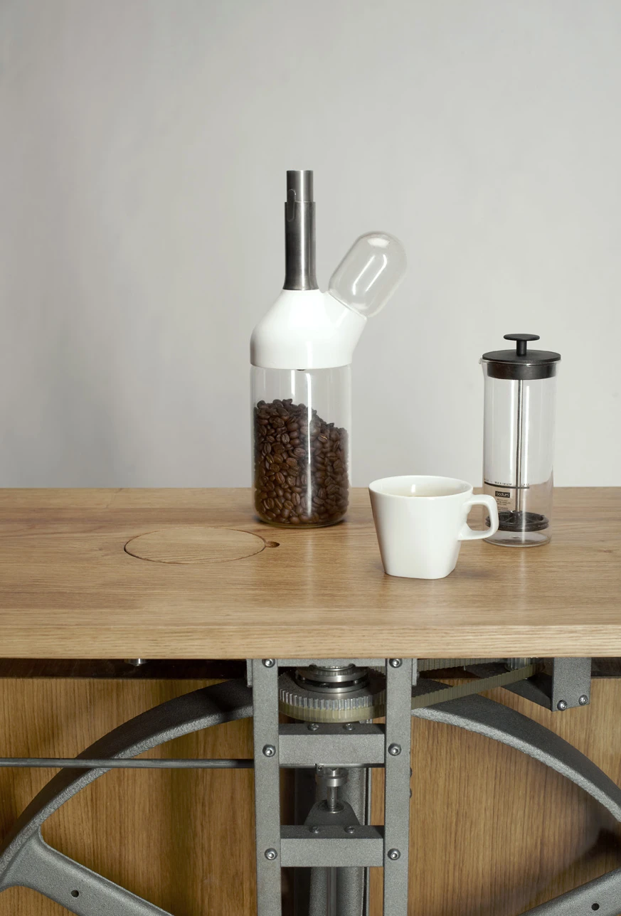 The R2B2's coffee grinder: with two glass chambers - one for beans and another one for ground coffee, joined to the mill by a porcelain shell