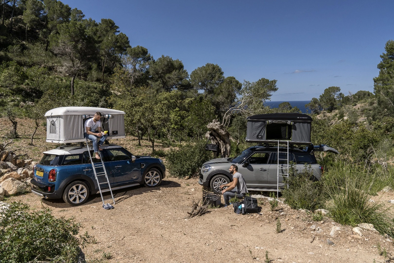 Deploying the tent just involves releasing two safety clasps at the front and two at the rear, which will trigger four gas pressure springs to automatically raise the tent superstructure
