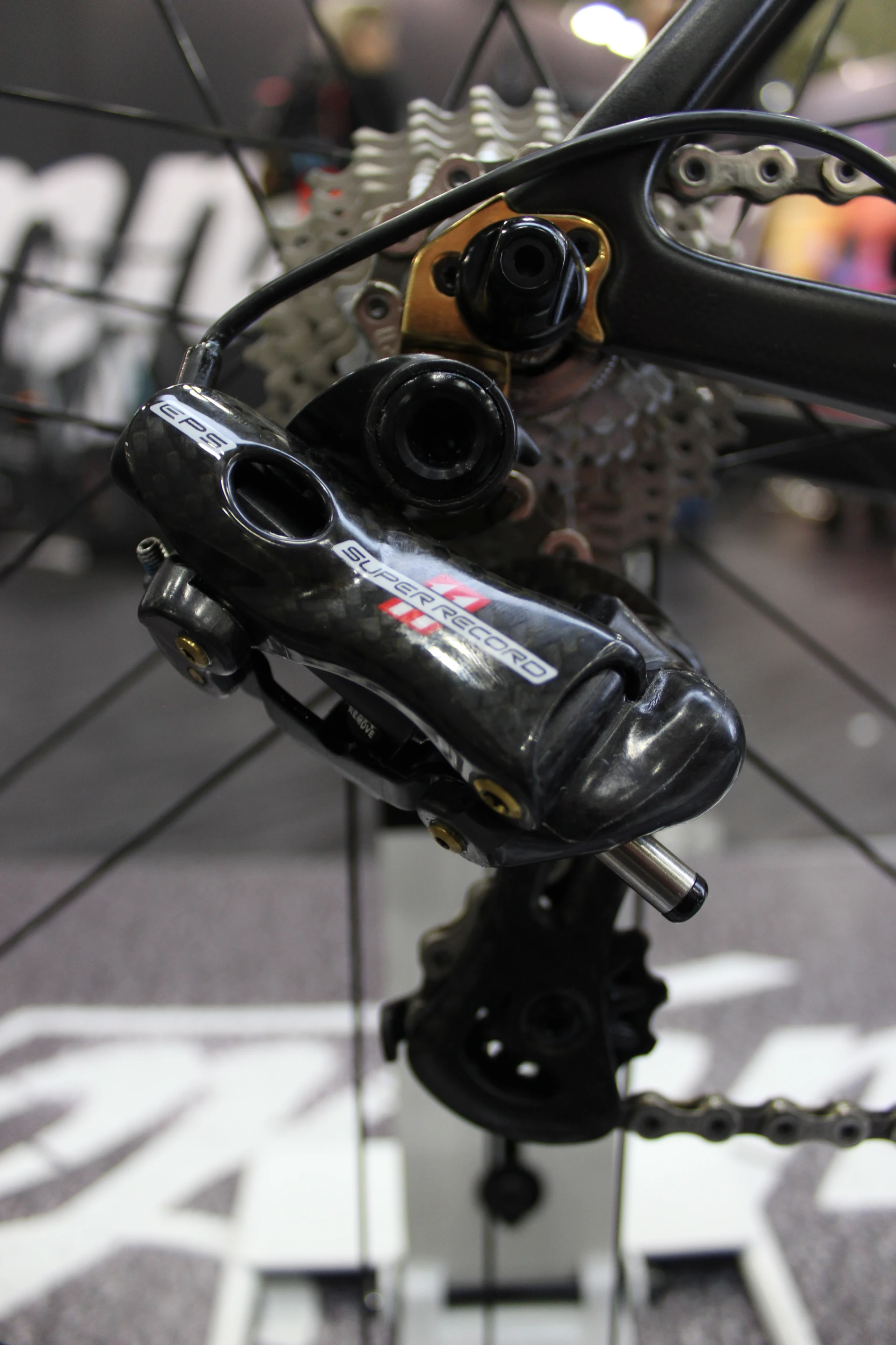 The mechanical components are mainly of the Campagnolo variety, with Campy's Super Record EPS system electronically shifting gears (Photo: Ben Coxworth/Gizmag)
