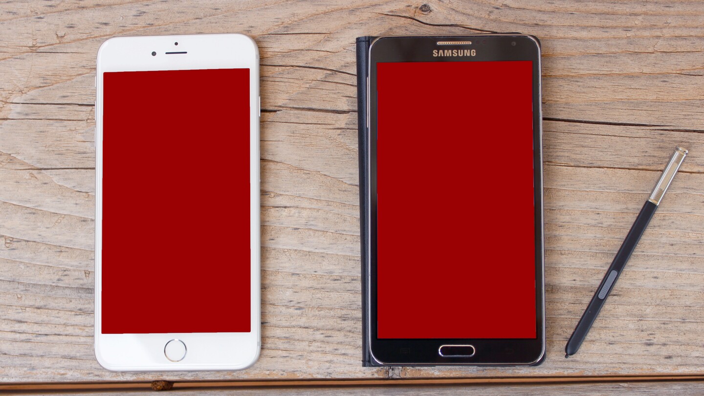 The Note 3 (right) gives you 7 percent more screen real estate ... though both have their feet firmly planted in Enormousville (Photo: Will Shanklin/Gizmag.com)