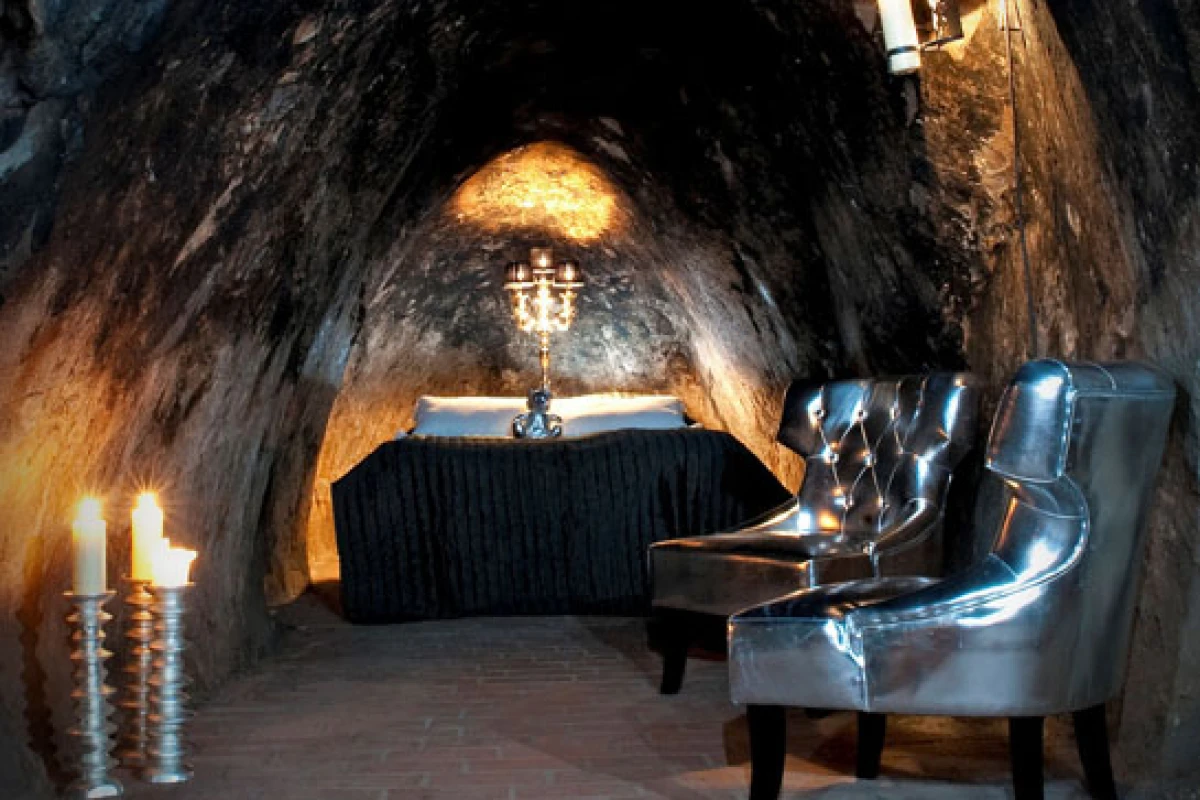 The eerie hotel suite accommodates two and is situated 155 meters (509 ft) below the earth's surface, amidst winding tunnels and deep cavities (image: Sala Silvermine)