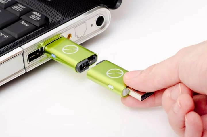 Using two flash drive-like USB sticks, iTwin allows two remote computers to access one another's complete hard drives via a secure internet connection