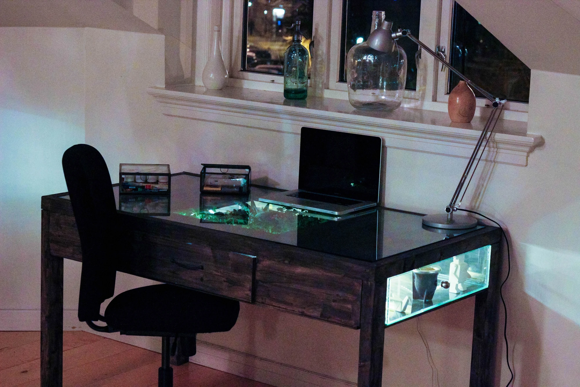 Terrarium Desk is a fully-operational workstation, but with the addition of living plants (Photo: Daniel Zeller)
