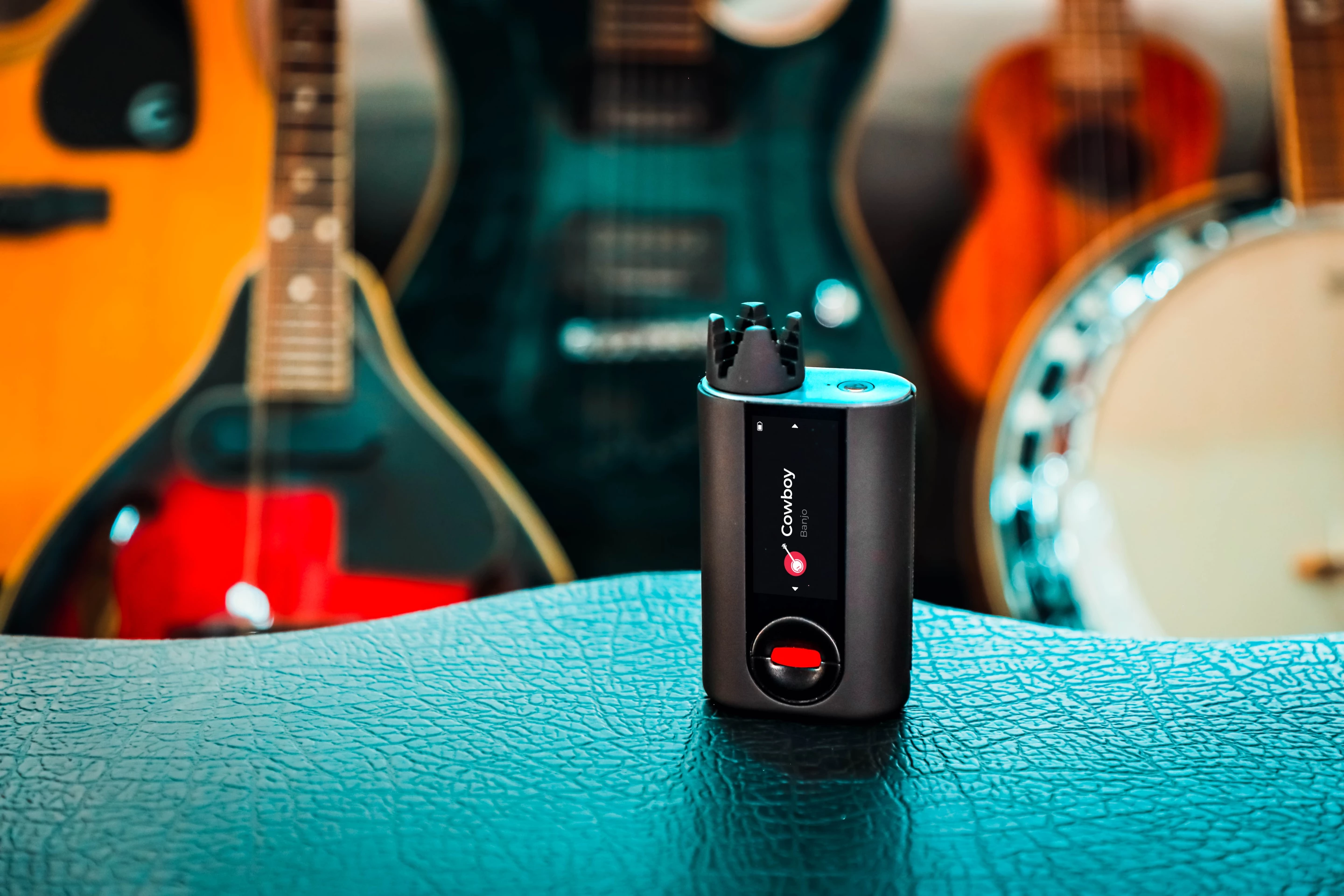 The Roadie 4 quickly and smoothly tunes acoustic guitars, electric guitars, banjos, ukuleles, mandolins and essentially most stringed instruments with geared tuning pegs