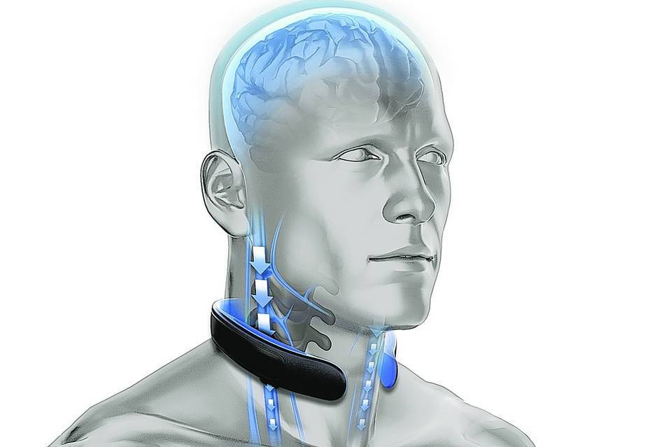 The band constantly applies slight pressure to the neck, mildly increasing blood volume in the vein structure of the brain