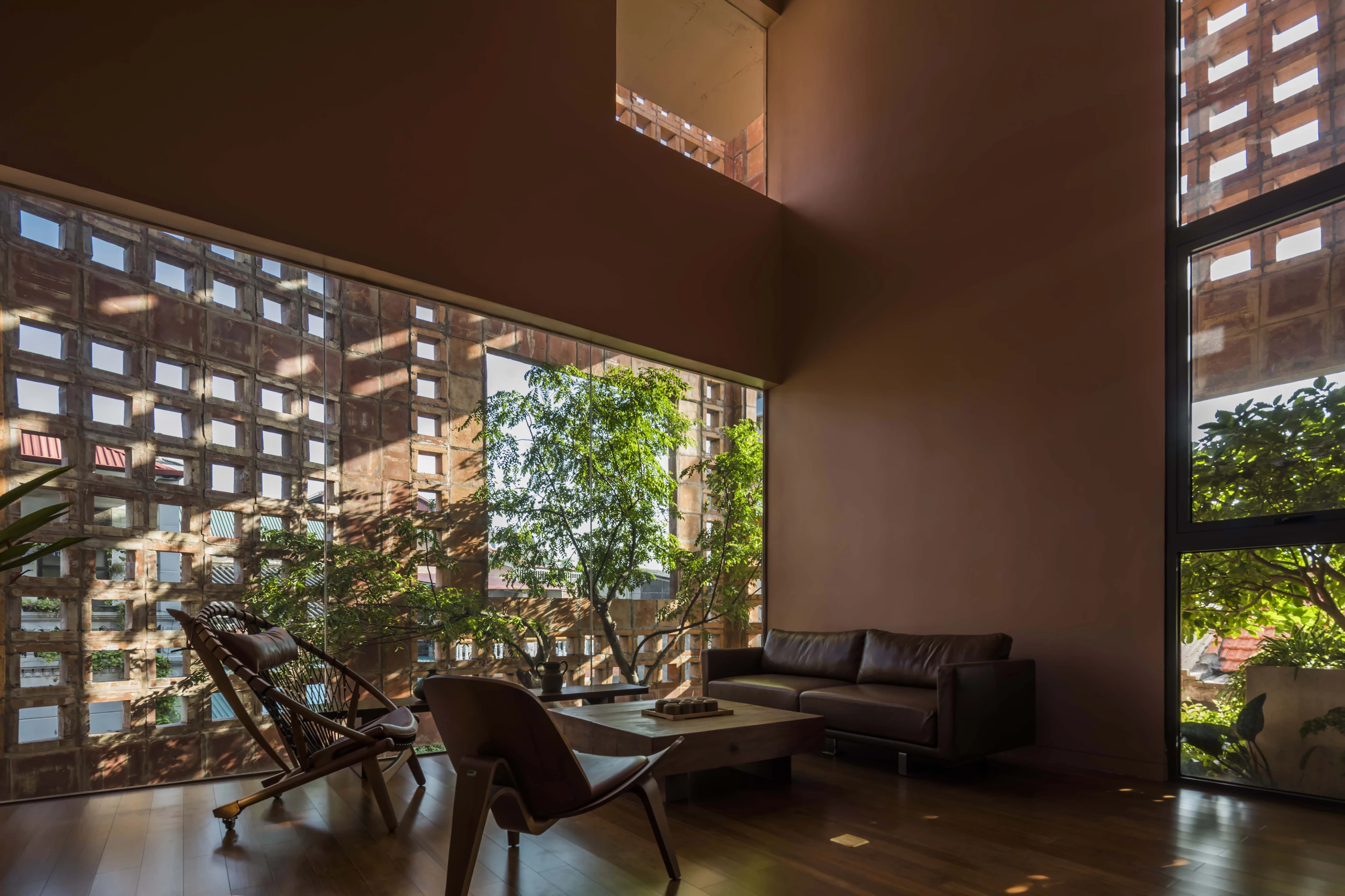 Bat Trang House measures a considerable 720 sq m (7,750 sq ft), spread over five floors