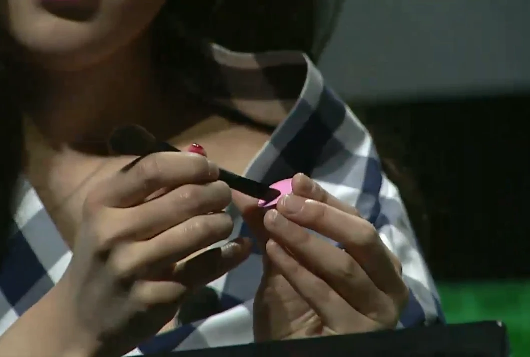 Choi begins to apply the printed makeup (Techcrunch Disrupt)