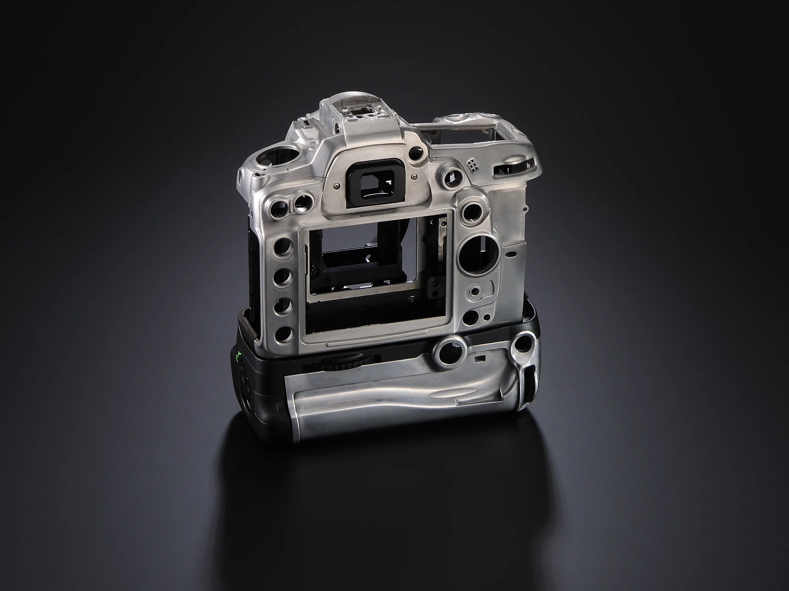 The D7000 is built around a magnesium-alloy body