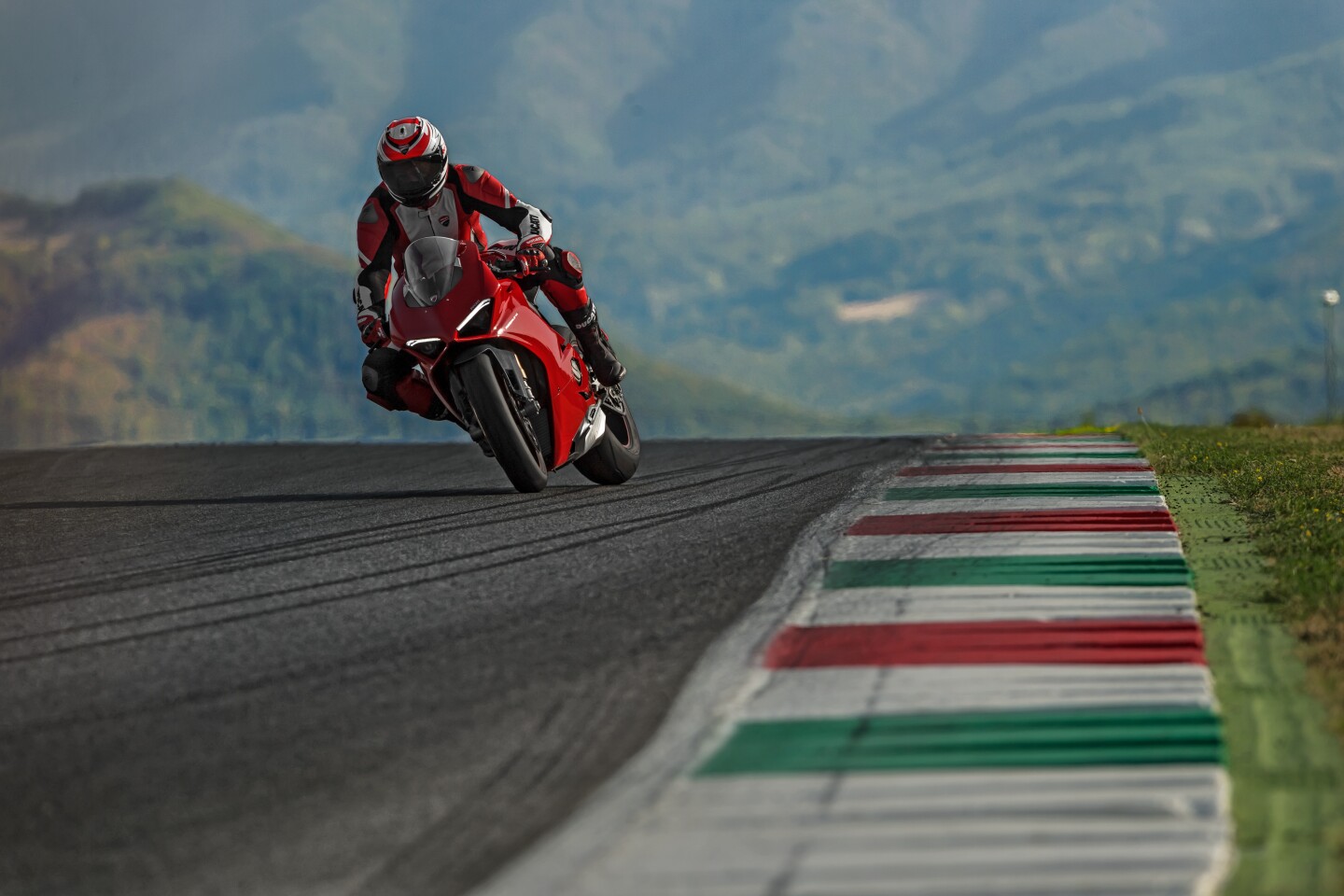 2018 Ducati Panigale V4 S: as an optional extra, you can fit the Panigale with a Bluetooth multimedia system that connects to your phone and your helmet comms system