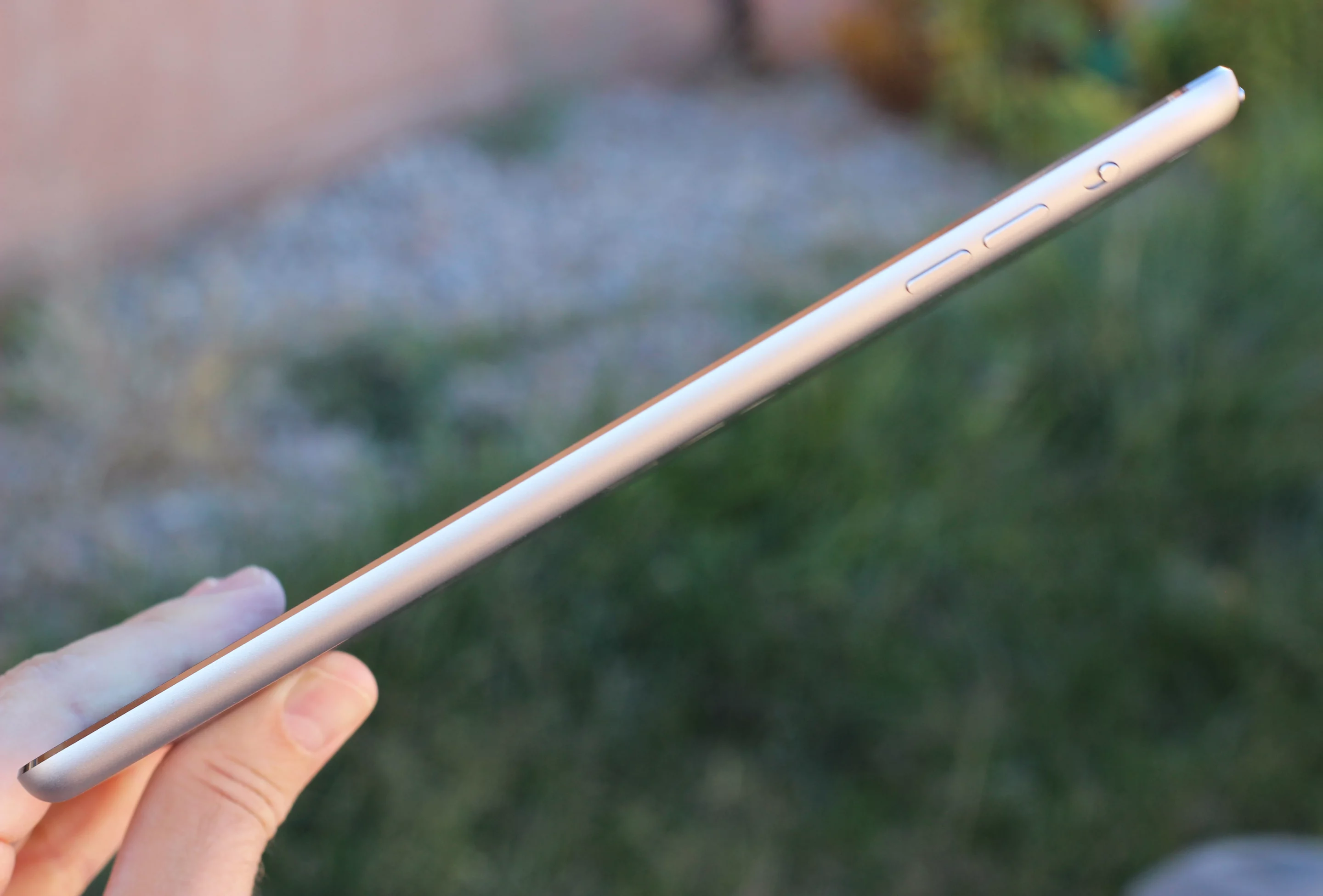 Another look at the iPad mini 3's 7.5 mm thickness