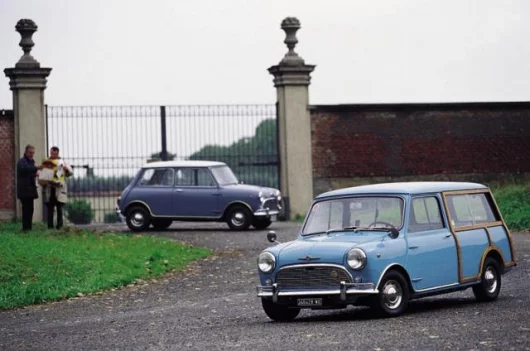 Foreground, a Morris Mini Traveller photographed next to the sedan (seen in the background). Picture drawn from the book entitled "MINI 1959-2005: the history, the models, the legend". Credit: with permission from the Quattroruote archives