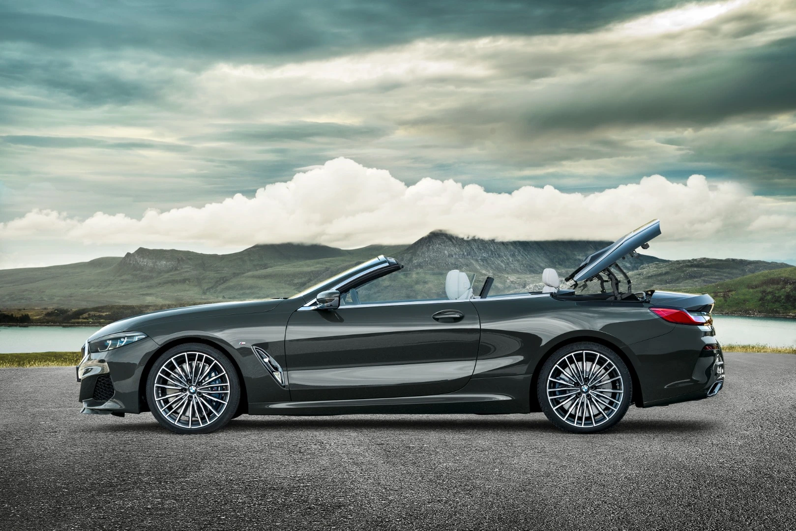 BMW 8 Series Convertible top closing sequence