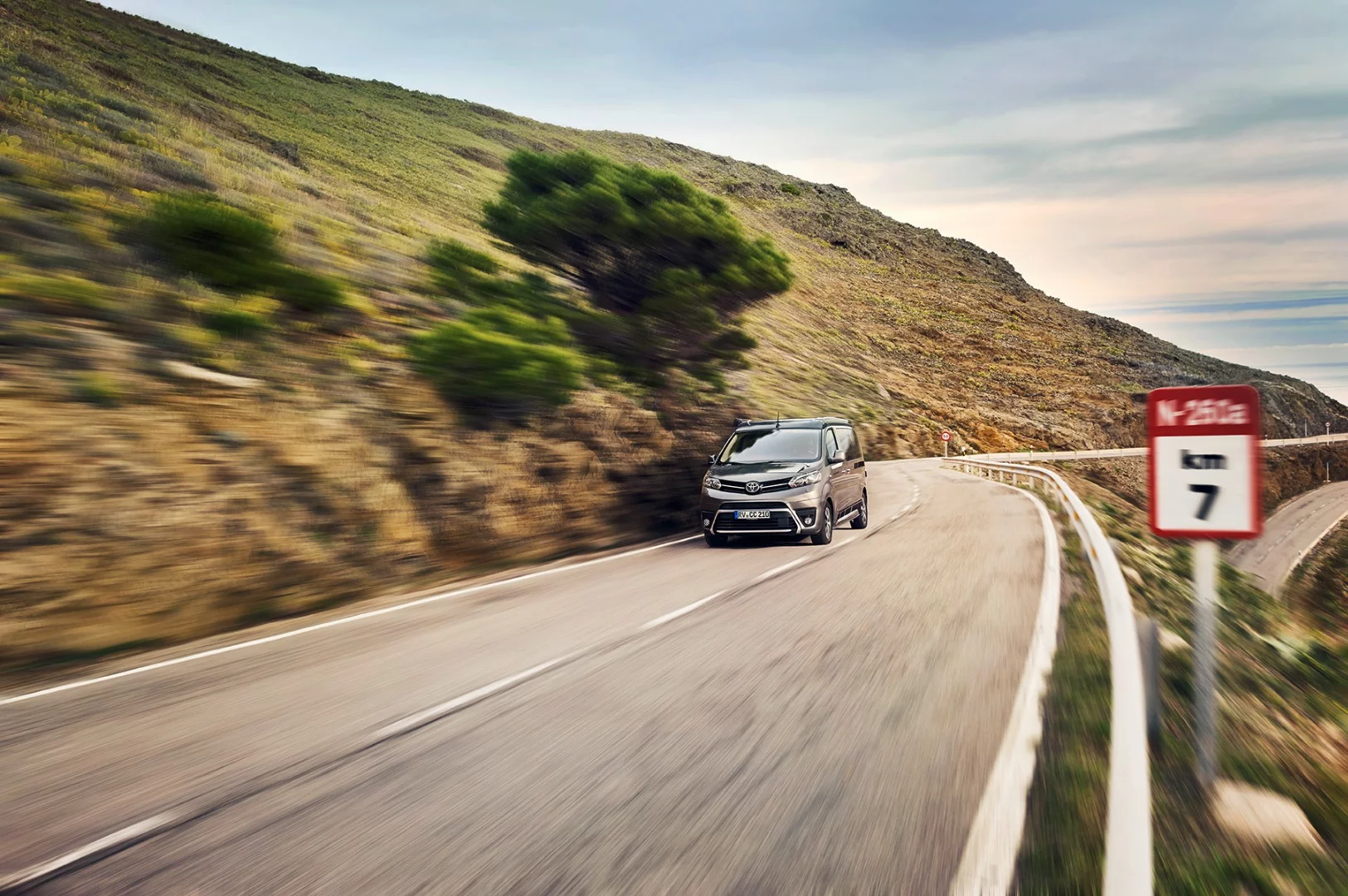 The base-level Crosscamp comes standard with a 118-hp 1.5-liter four-cylinder diesel engine