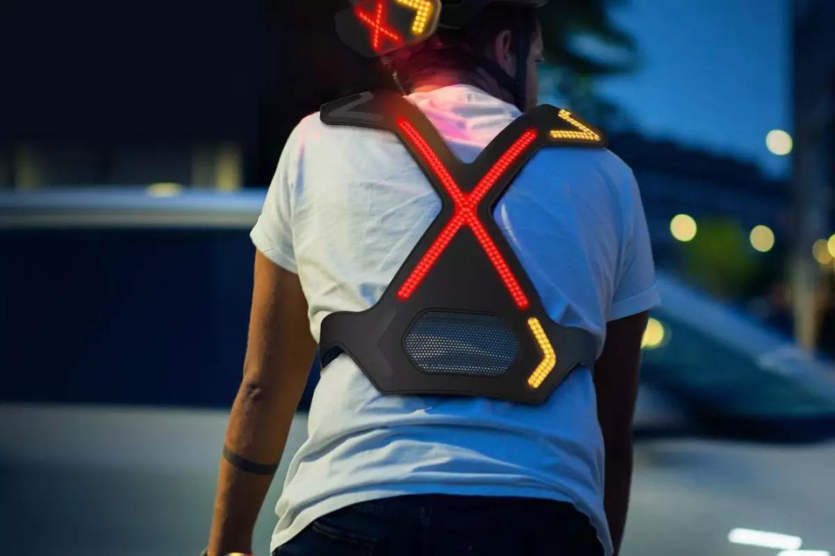 The Wayv harness is said to weigh less than 200 g (7 oz), with the helmet unit tipping the scales at under 150 g (5.3 oz)