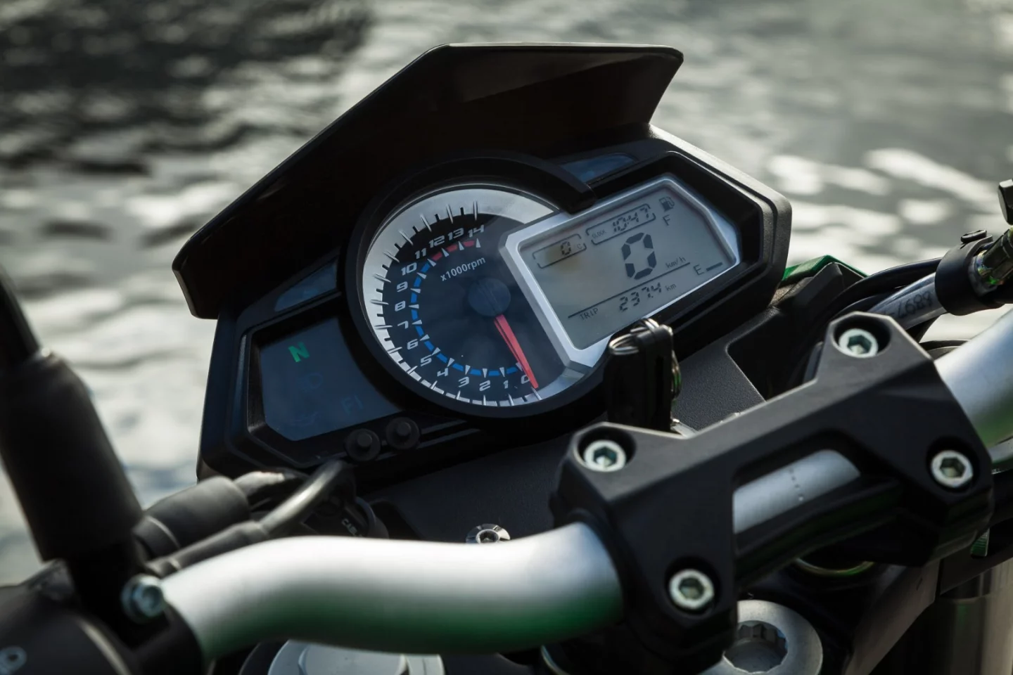 Benelli BN302 - Digital dash with analogue tacho works well, although the speedo on our test bike overreads by more than 10 percent (Photo: Chris Blain/Gizmag)
