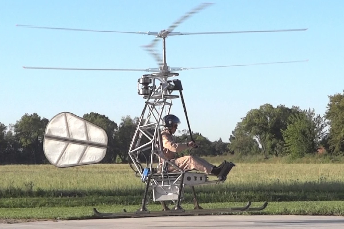 Pascal Chretien's prototype electric helicopter takes flight