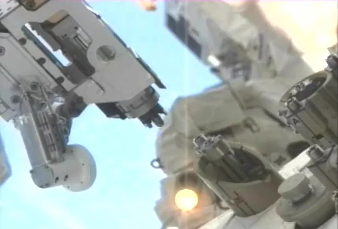 The RRM Multifunction Tool (left) approaches the T-Valve Adapter (Image: NASA)