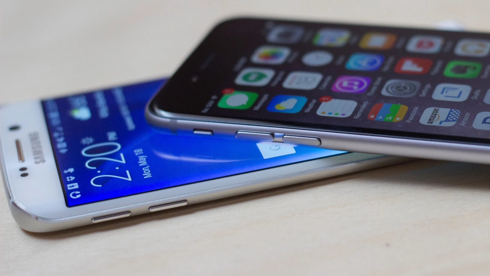 Gizmag goes hands-on to compare the features and specs of the Samsung Galaxy S6 (and GS6 edge, pictured) with the Apple iPhone 6