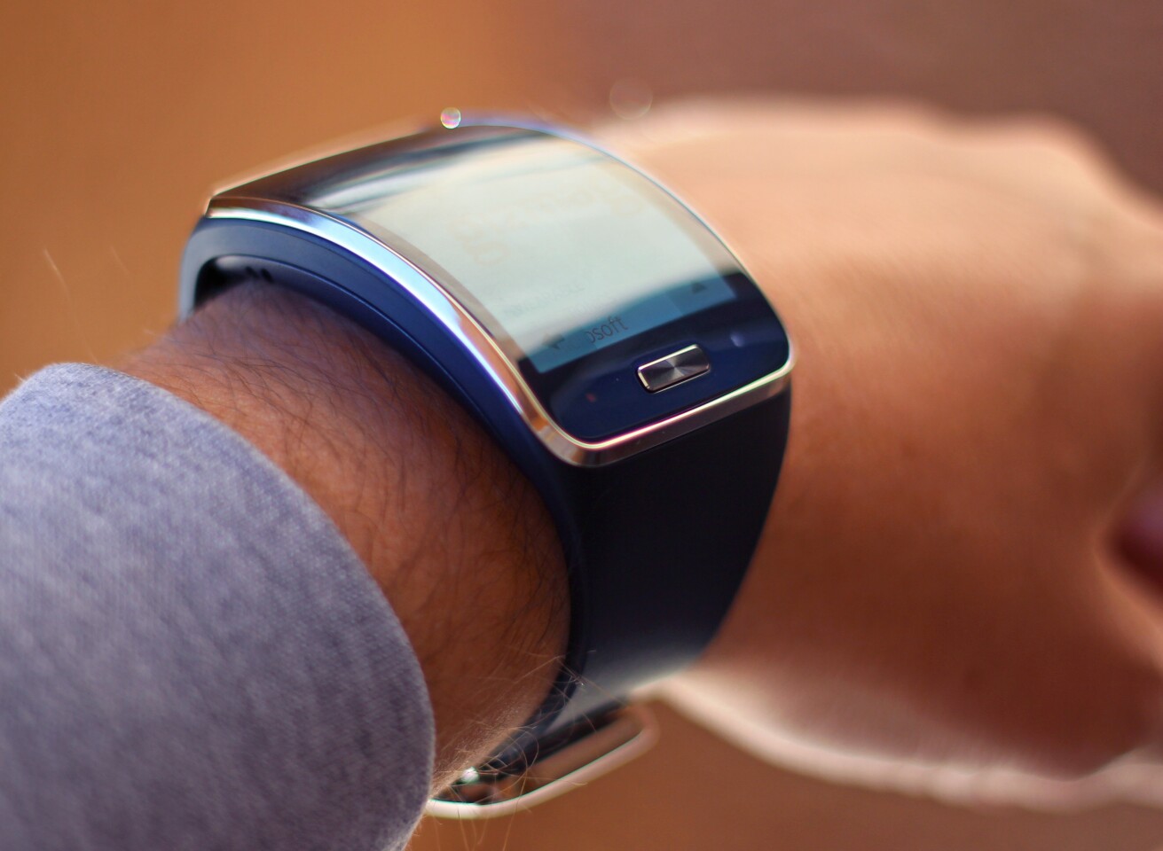 Gear S on wrist (Photo: Will Shanklin/Gizmag.com)