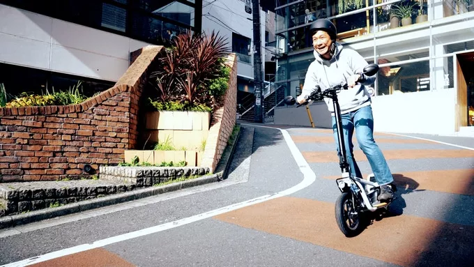 As well as having a range of up to 25 miles, the LOM X-Scooter can haul up to 220 lbs of gear