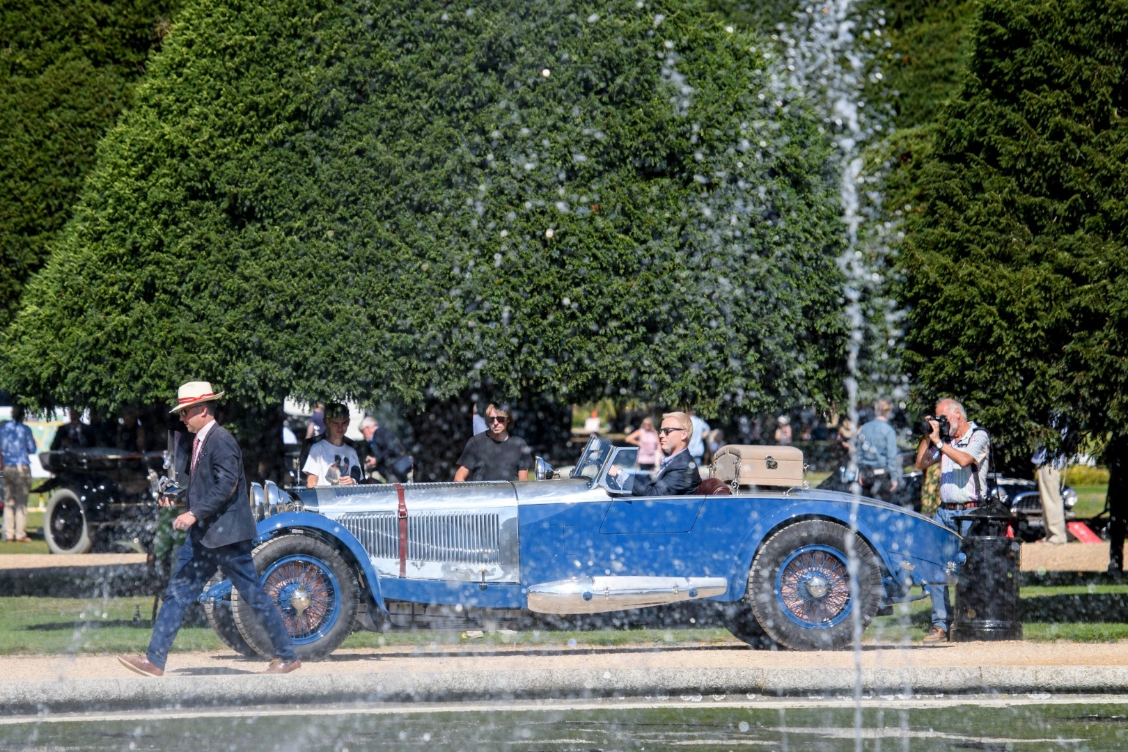 1928 Mercedes-Benz 680 S 'Boat Tail' Roadster by Barker | Winner: Concours of Elegance Hampton Court Palace (U.K.) | Owner: Bruce R. McCaw, Washington, USA | Specifications: 6,789 cc SOHC supercharged inline six-cylinder engine • 130 horsepower (hp), 180 hp with supercharger engaged • 4-speed manual gearbox • Leaf-sprung solid front axle, leaf-sprung live rear axle • Four-wheel hydraulic drum brakes