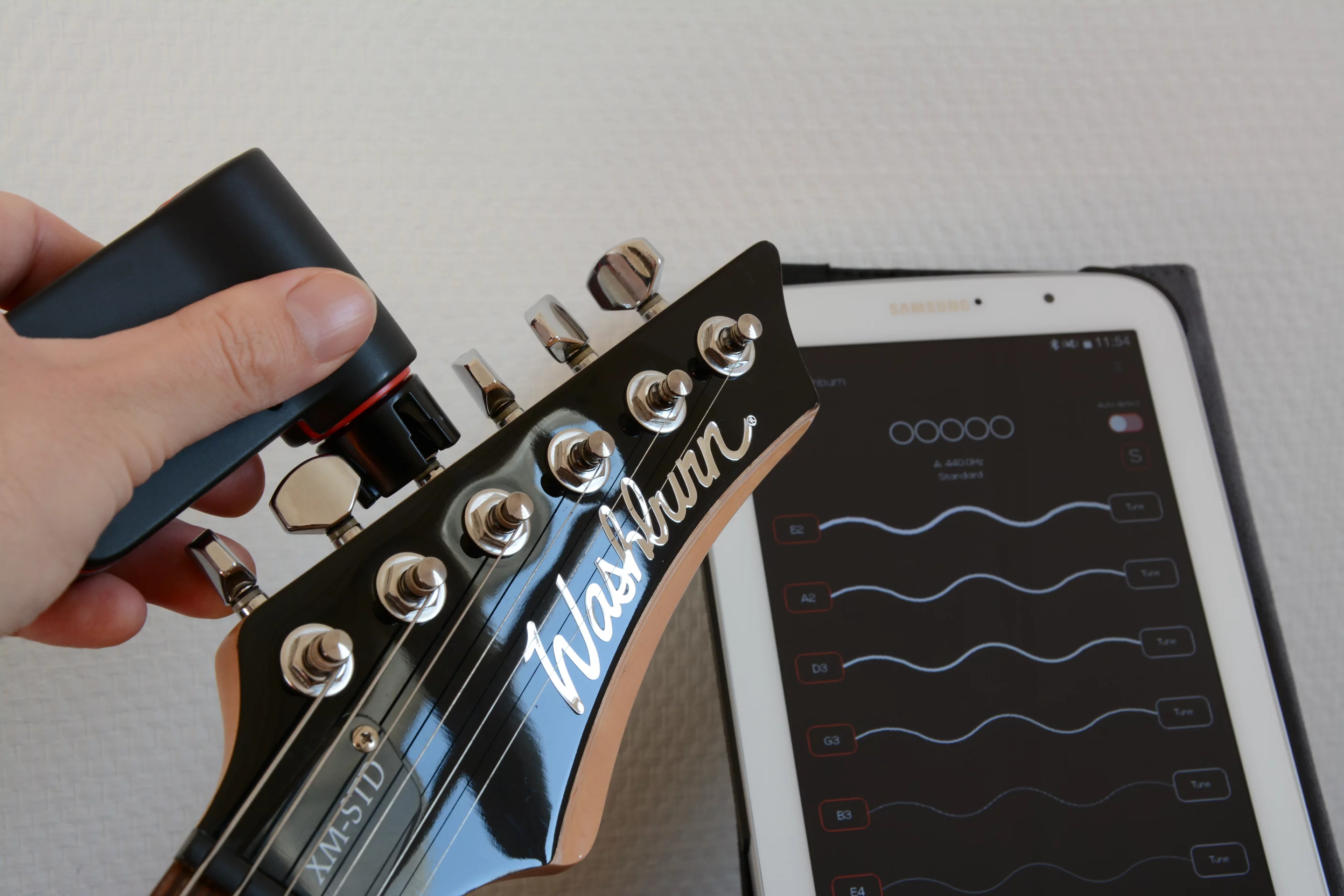 Gizmag reviews the Roadie automatic guitar tuner (Photo: Paul Ridden/Gizmag)