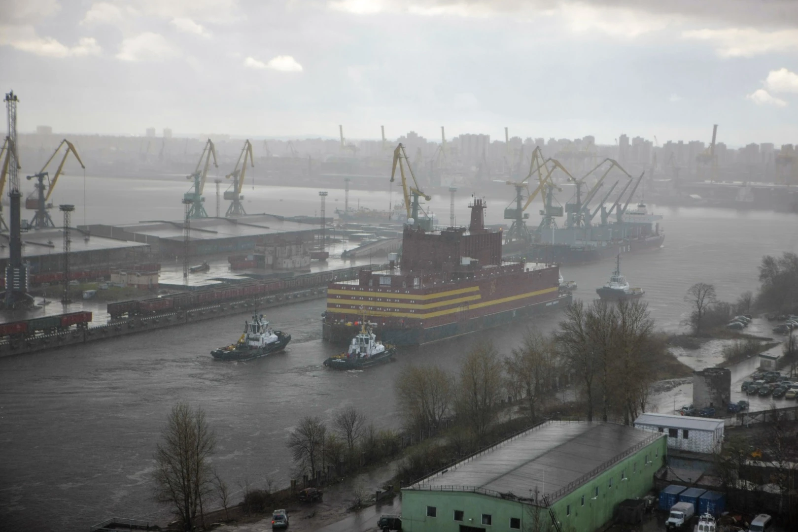 The “Akademik Lomonosov” leaves St. Petersburg under tow