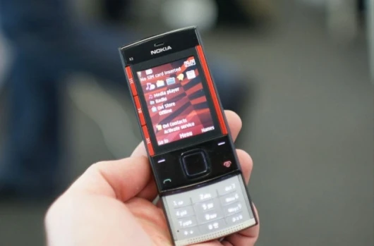The X3’s slide-design is complemented with dedicated media keys
