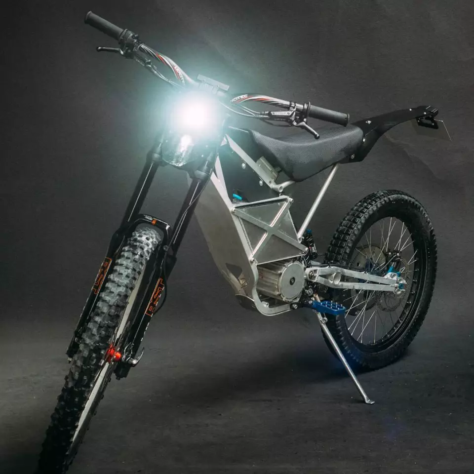 For road use, the LMX 161-H is equipped with LED lights front and rear