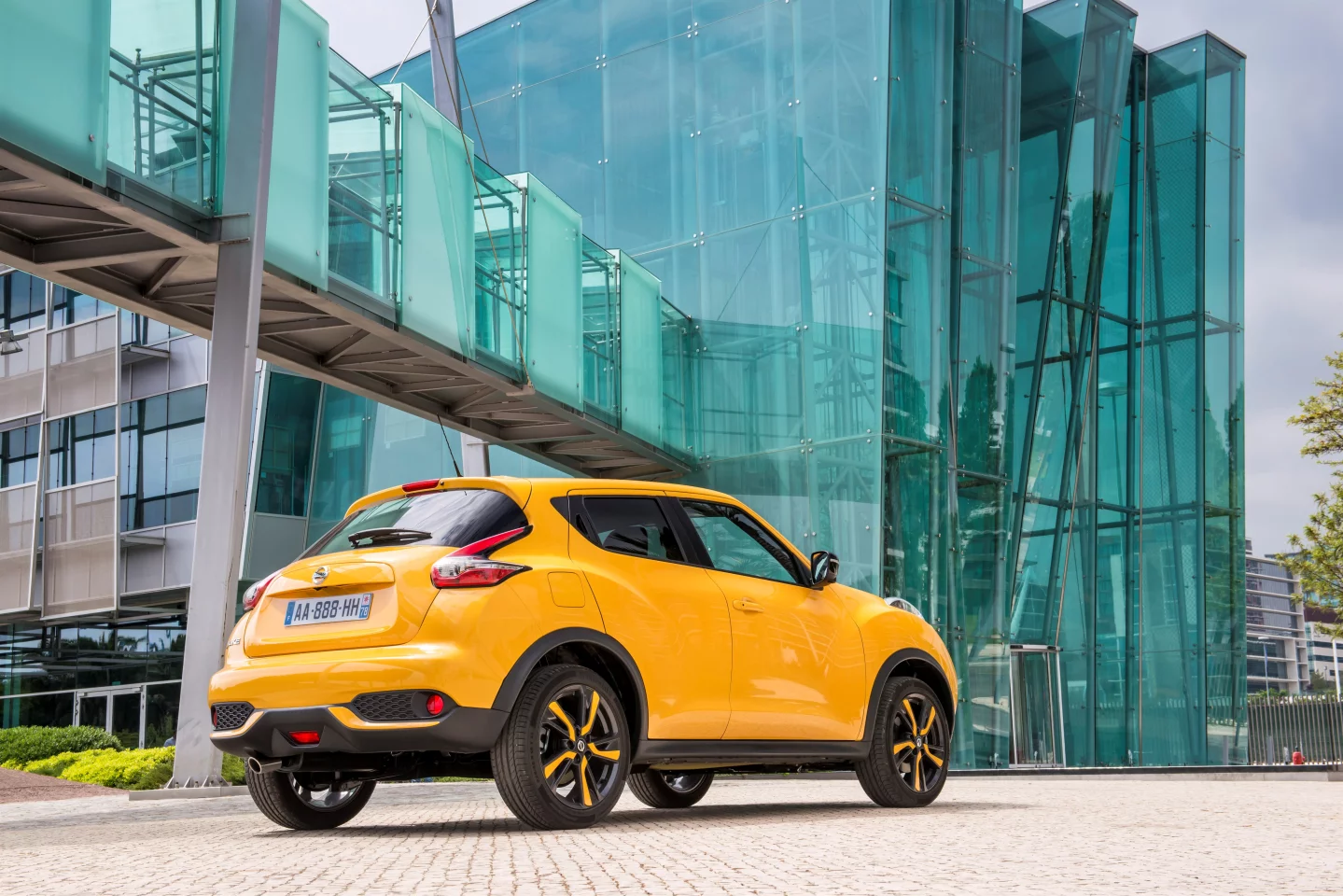 The change is nominal, as is the new V-shaped grille, but the boomerang treatment does repeat itself in the new Juke’s taillights