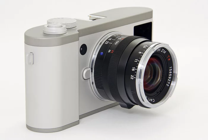 The Konost FF uses a secondary image sensor to provide digital rangefinder focusing