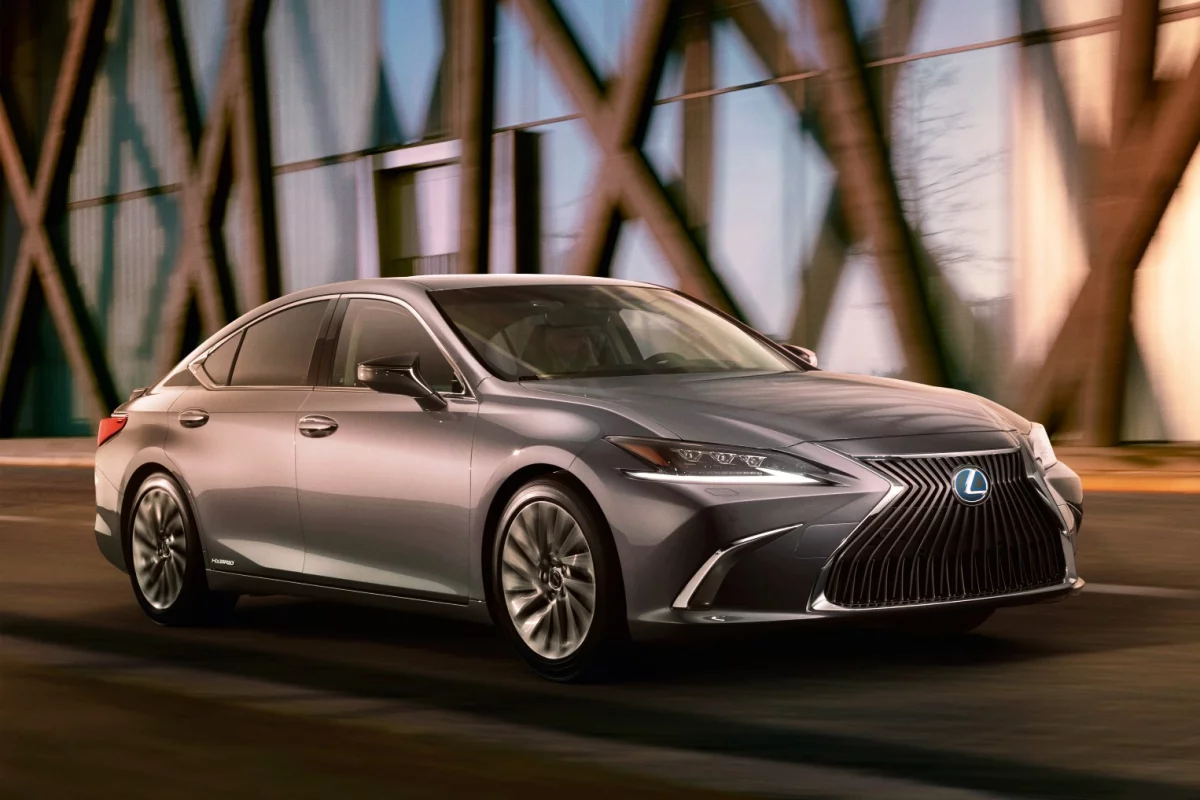 The 2019 Lexus ES, debuting in China, will likely carry the first of the connected vehicle technologies Toyota promises for 2021