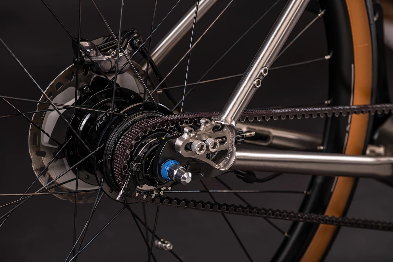 The OL+EM can be equipped with either a Shimano Alfine 11-speed rear hub transmission or an Enviolo Autimatiq continuously variable transmission
