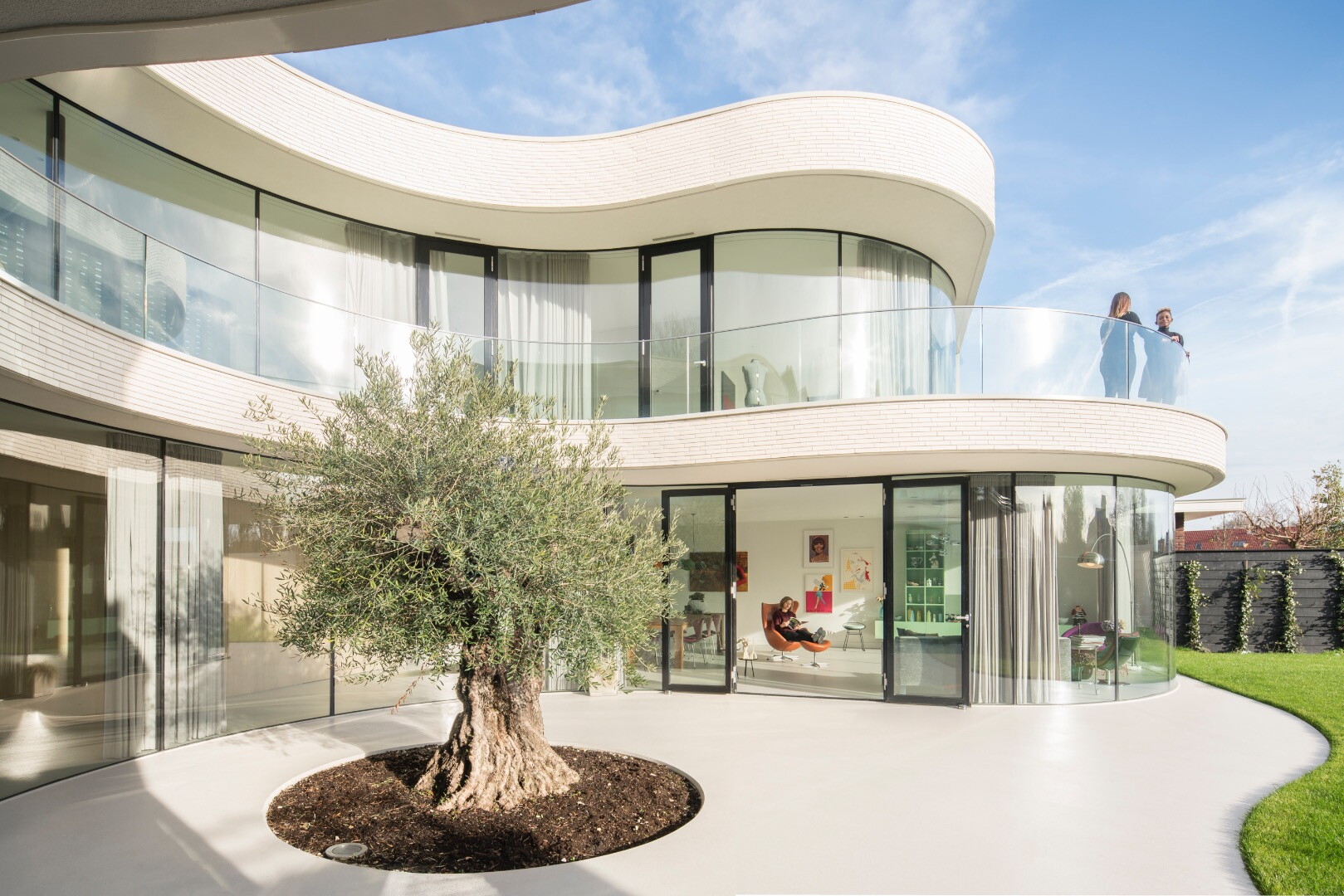 Photo inspiration: Gallery Detail: Solar Powered Luxury Home Has Curves In All The Right