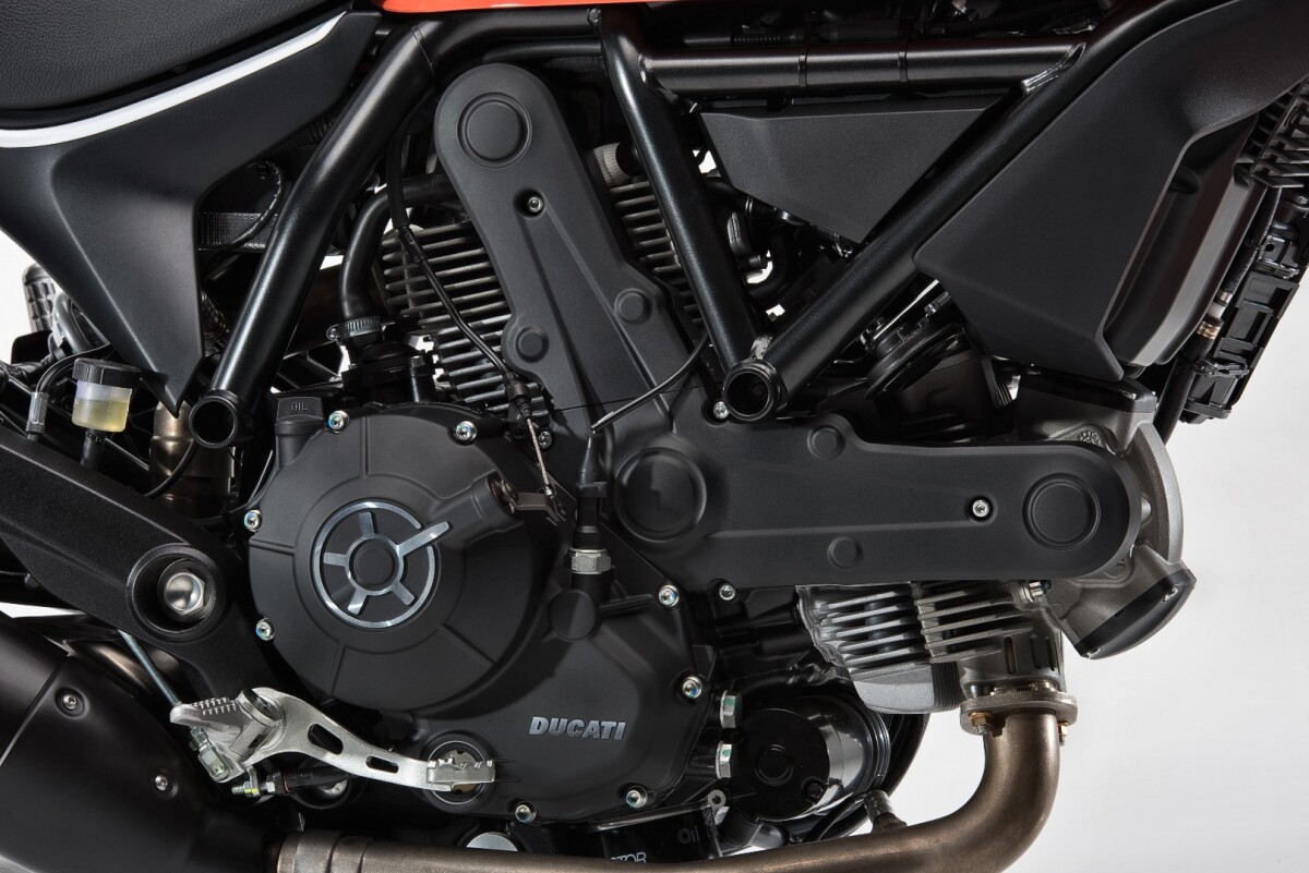 The engine of the Ducati Scrambler Sixty2 is a smaller capacity version of the 803 cc Scrambler Icon unit