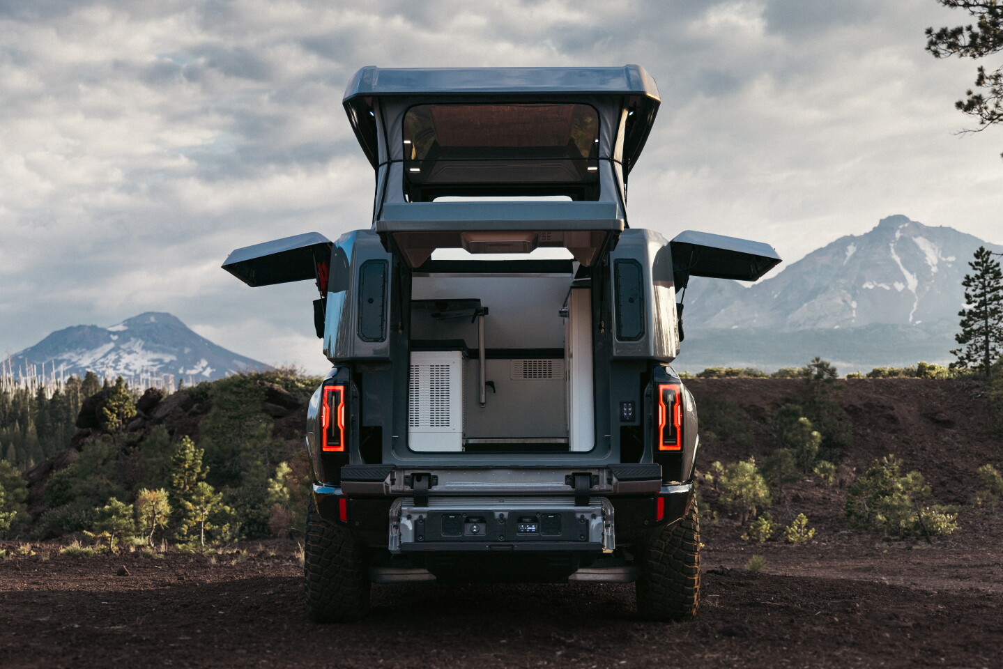 Two exterior side compartments offer space for recovery gear and more