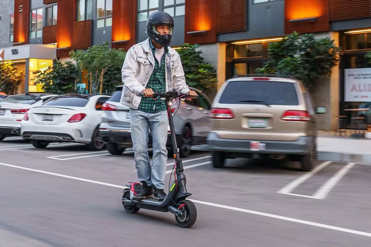 The P series e-scoots feature widened decks, automotive-grade tires, front/rear spring suspension and comprehensive lighting, in addition to "premium build quality"
